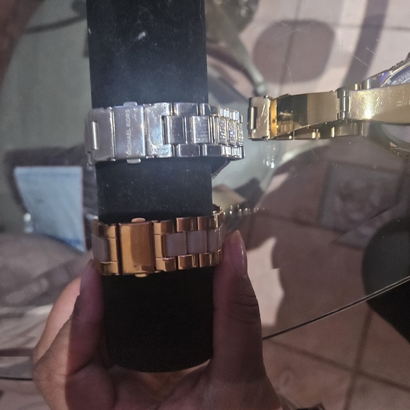 Elegant 1 Silver, 1 Rose Gold and 2 Gold Watches with Crystal Accents. - Picture 7 of 9